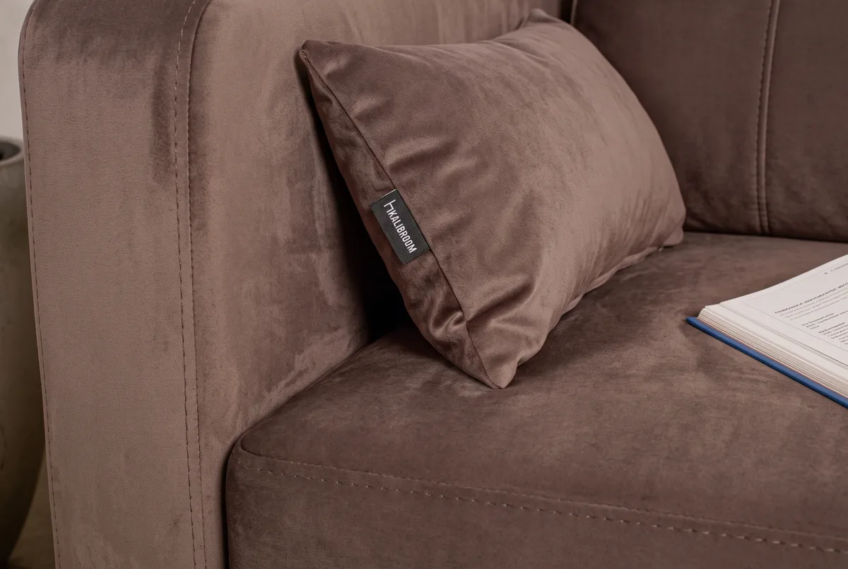 Стильный прямой диван Лэдби. Материал: велюр. Цвет: коричневый.